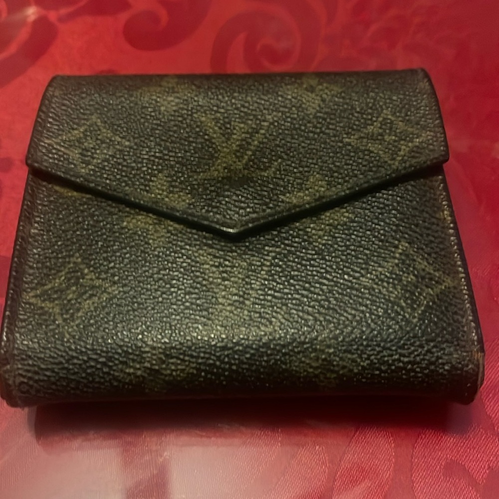Louis Vuitton bifold wallet. In good condition. Snaps well.